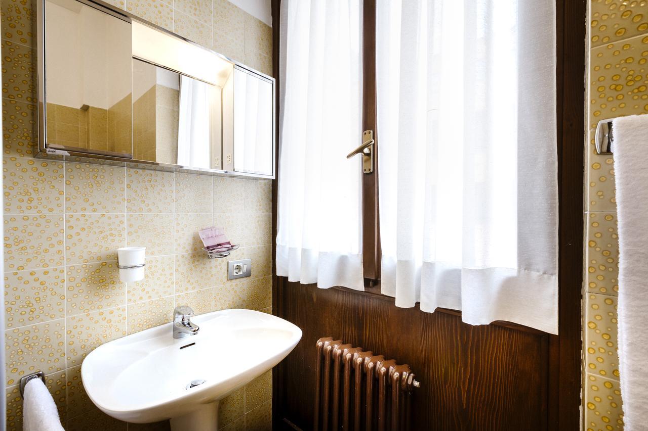 Hotel Meuble Moderno Laveno-Mombello Zewnętrze zdjęcie