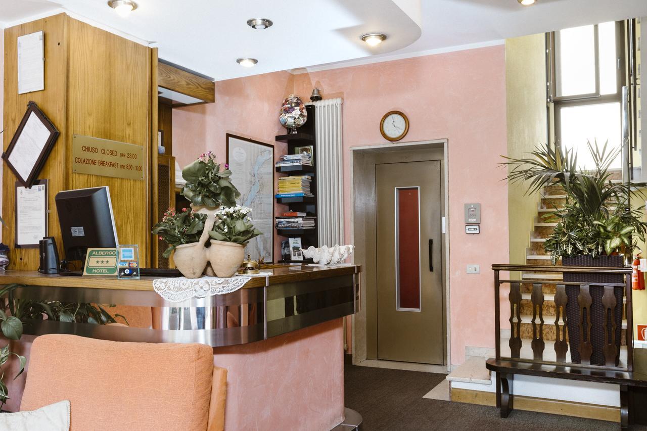 Hotel Meuble Moderno Laveno-Mombello Zewnętrze zdjęcie